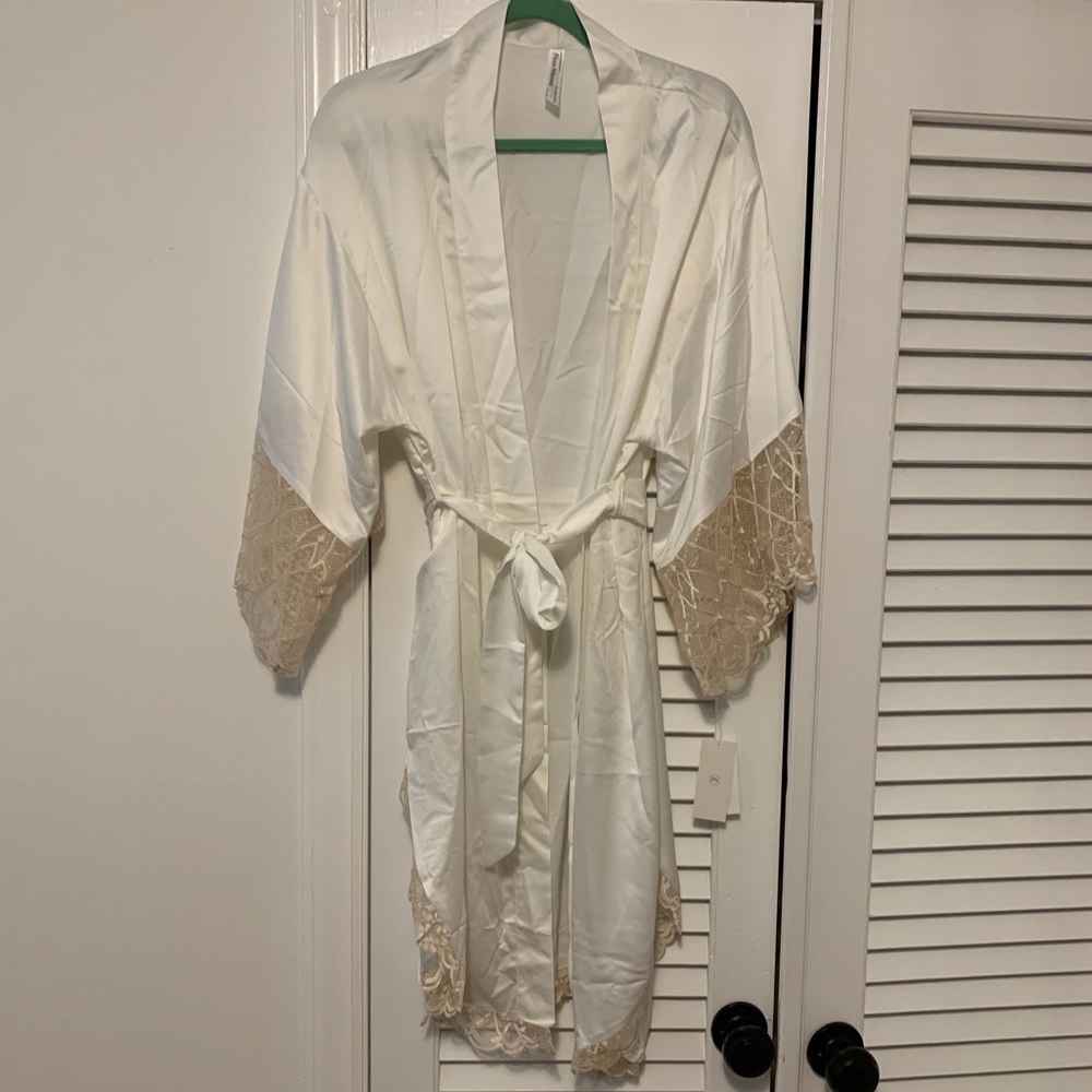 NWT Flora Nikrooz White Robe with Lace Detail
